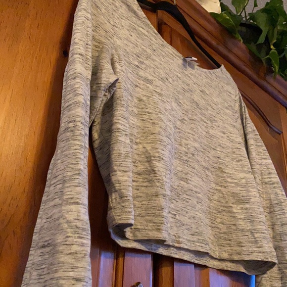 H&M Cropped Long Sleeve Shirt, Grey Crop Top with Long Sleeves - Picture 2 of 4